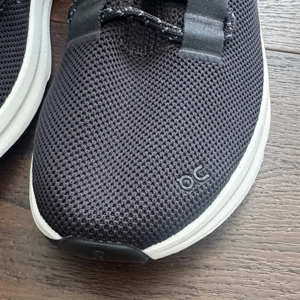On Running Cloudeasy Men's Black and White Sneakers. No Box